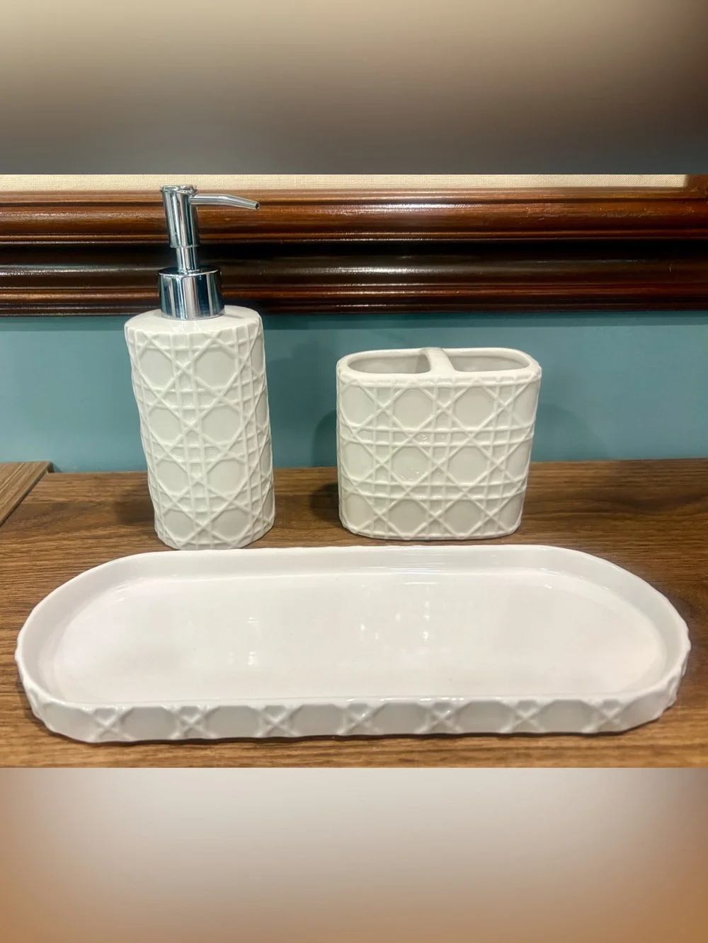 Kassatex 3 Pc. Rattan White Ceramic Bathroom Accessory Set Excellent UC